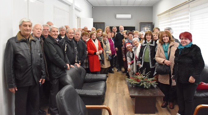 Φωτογραφία Χριστουγεννιάτικα κάλαντα από τη Χορωδία του ΚΑΠΗ Νάουσας στο Δημαρχείο